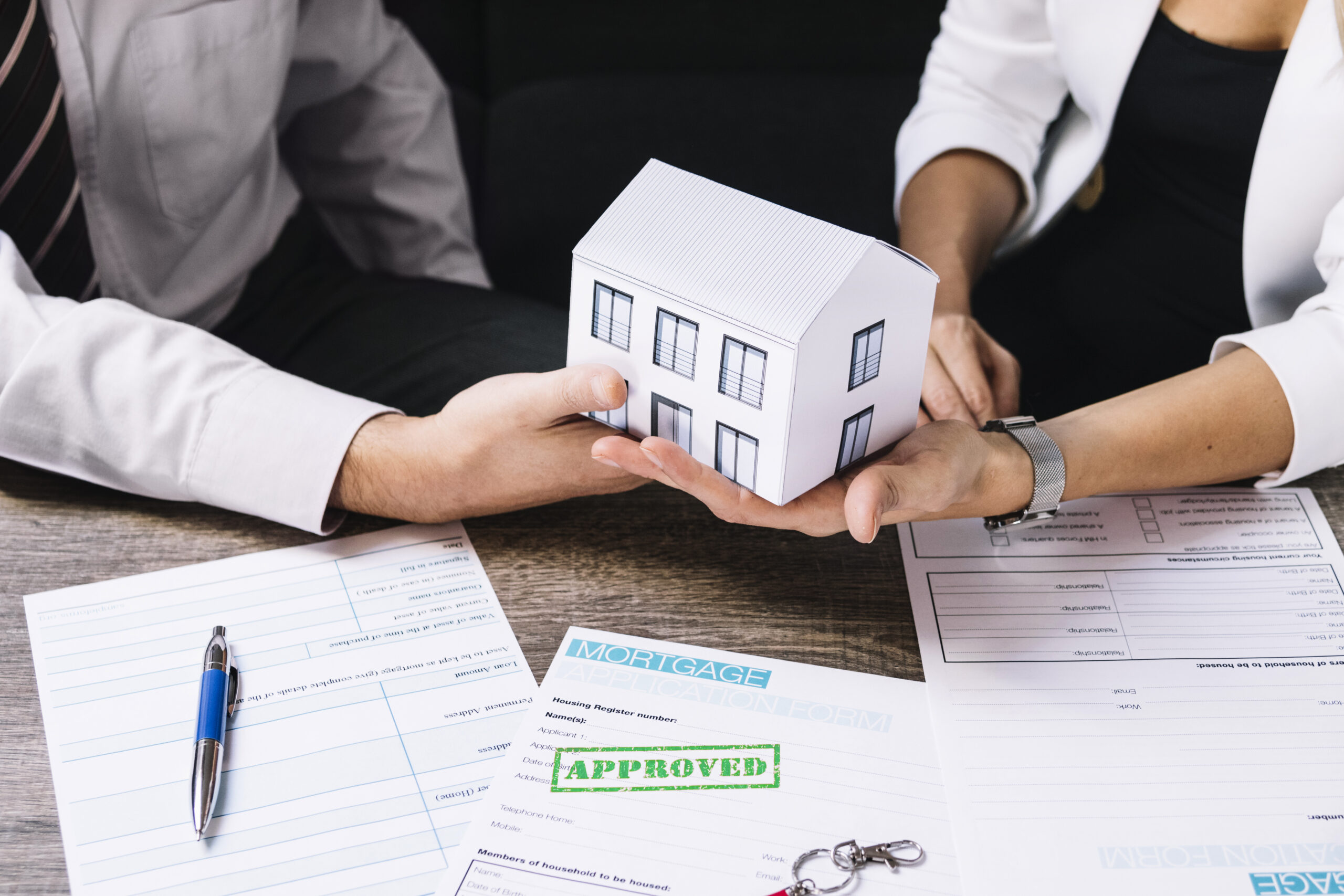 Services realtor making deal with customer office (1)